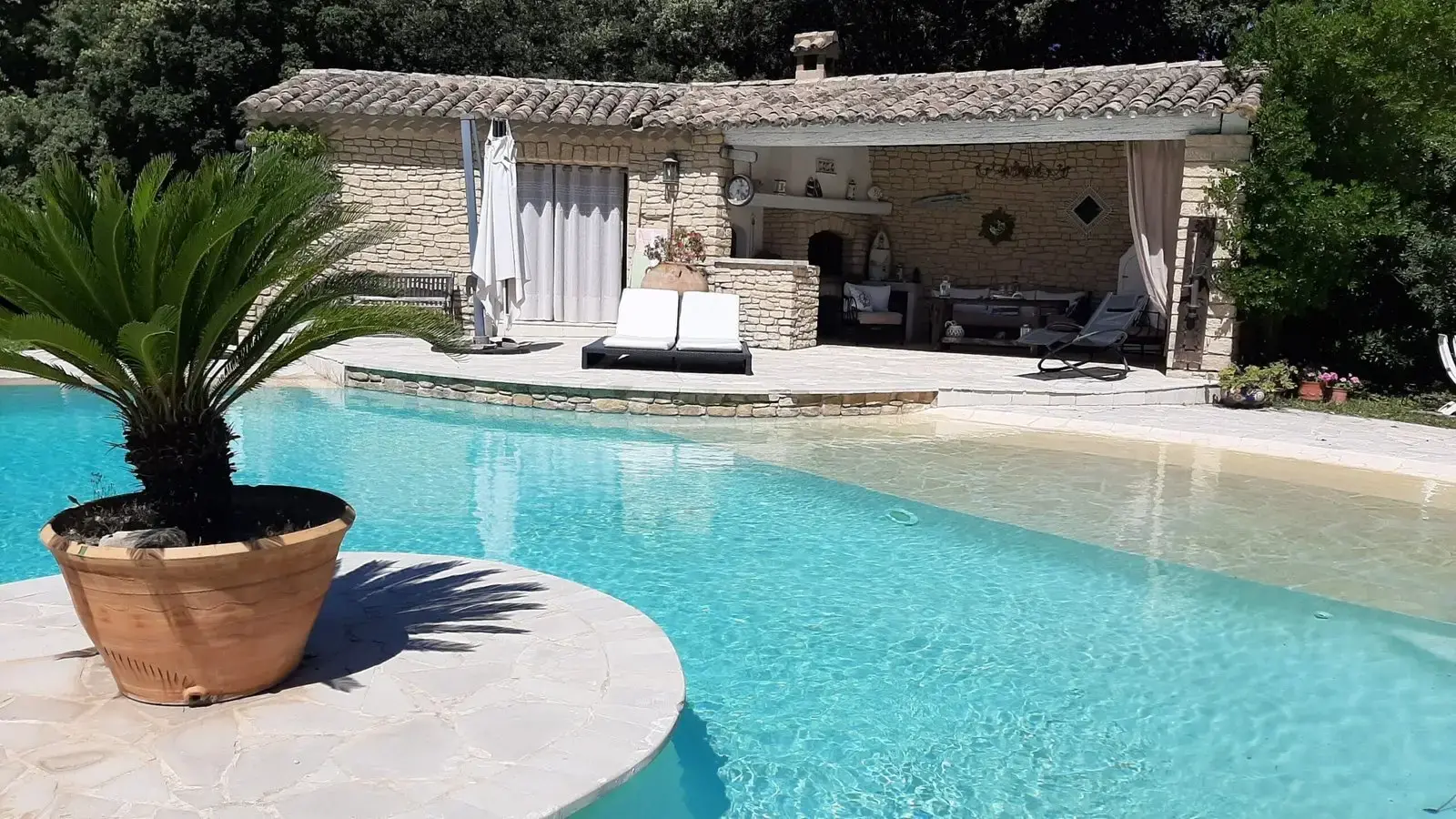 Loisirs et detente au bord de la piscine