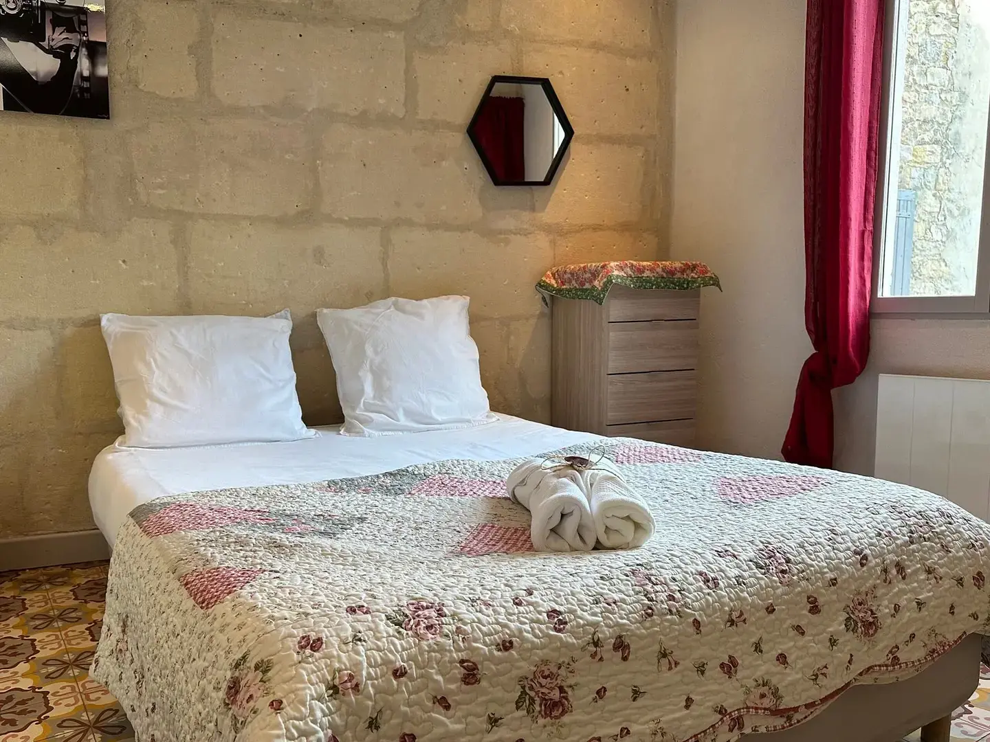 LES NUIT SONT DOUCE AU CLOS LA MAJOR DANS CETTE SUPERBE CHAMBRE
